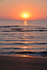 il mare visto dalla spiaggia al sorgere del sole