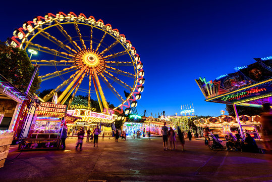 Riesenrad Rummelplatz bei Nacht