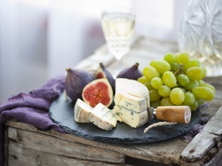 Cambocola cheese with figs, grapes and white wine