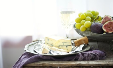 Cambocola cheese with figs, grapes and white wine