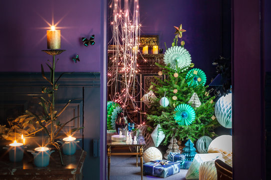 D&eacute;cor No&euml;l ultra violet laiton couleurs guirlandes