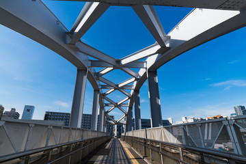 東京の白い歩行者用陸橋