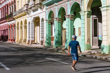 Un hombre cruza la calle en la Habana vieja.