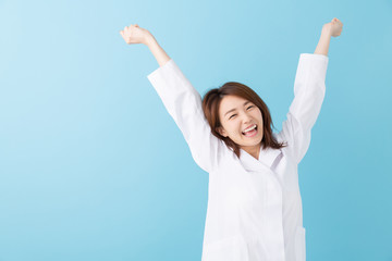 白衣の女性