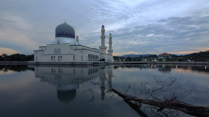 Obraz premium Beautiful sunrise blue hour and reflection of Floating Mosque Of Kota Kinabalu, Sabah. 