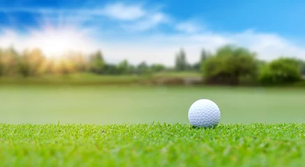 Foto auf Acrylglas Weißer Golfball auf grünem Kurs, der auf verschwommener schöner Landschaft des Golfplatzes in heller Tageszeit mit Kopienraum geschossen werden soll. Sport, Erholung, Entspannung im Urlaubskonzept © Nischaporn