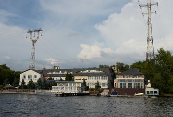 Fototapeta na wymiar Administrative building on the banks of the Khimki reservoir in Moscow.
