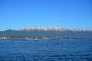 Fototapeta premium 雪化粧の比良山と琵琶湖