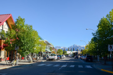 秋のカナディアンロッキー　朝のジャスパーの街（カナダ・アルバータ州）