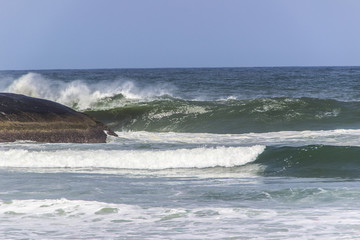 Fototapeta premium wave at arpoador beach in rio de janeiro