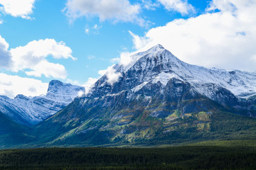 秋のカナディアンロッキーの山並み　ーアイスフィールド・パークウェイにて（カナダ・アルバータ州）