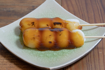 お皿に置かれた、みたらし団子