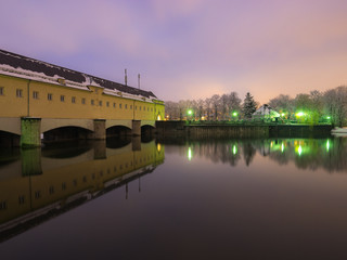 Bunte Nachtaufnahme des Oberföhringer Wehrs mit Kunstlicht,Isar, München