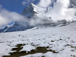 Fototapeta na wymiar mountains in winter snow