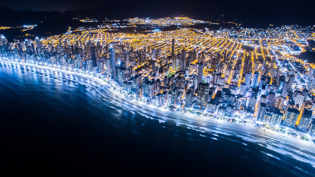 Balne&aacute;rio Cambori&uacute; Drone Noturna