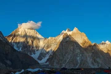 Schapenvacht deken met foto Gasherbrum Gasherbrum 4 bergtop op K2 trekkingroute onderweg naar Concordia camp, K2 Base Camp trek, Pakistan