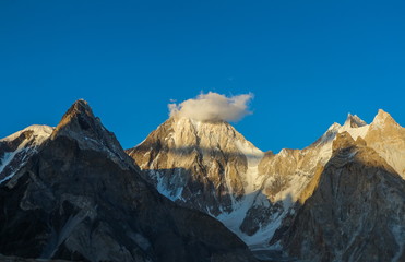Gasherbrum 4 bergtop op K2 trekkingsroute langs de weg naar Concordia camp, K2 Base Camp trek, Pakistan