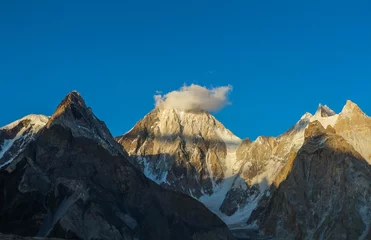 Schapenvacht deken met foto K2 Gasherbrum 4 bergtop op K2 trekkingsroute langs de weg naar Concordia camp, K2 Base Camp trek, Pakistan