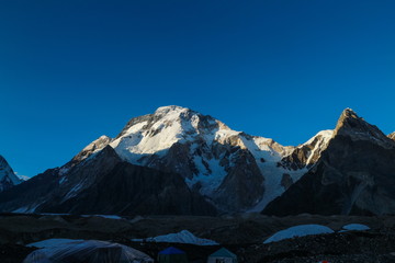 Berggipfel Gasherbrum 4 auf der K2-Trekkingroute auf dem Weg zum Concordia-Lager, K2-Basislager-Trek, Pakistan