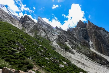 Crédence de cuisine en verre imprimé Gasherbrum landscape of Karakorum mountain in summer, Khuspang camp, K2 Laila Peak and Gondogoro Glacier