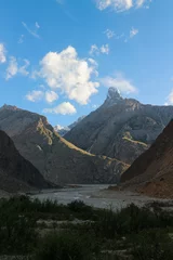 Papier Peint photo autocollant K2 Oasis d& 39 arbres verts sur le chemin du camp de base K2, Trekking dans les montagnes de Karakorum au nord du Pakistan, village d& 39 Askole, Pakistan.