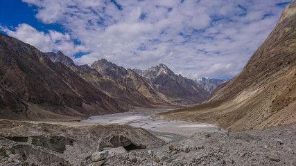 Obraz premium Landscape of K2 trekking trail in Karakoram range, Trekking along the Braldu River in the Karakorum Mountains in Northern Pakistan