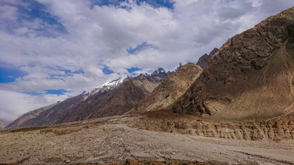 Obraz premium Landscape of K2 trekking trail in Karakoram range, Trekking along in the Karakorum Mountains in Northern Pakistan