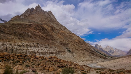 Obraz premium Landscape of K2 trekking trail in Karakoram range, Trekking along in the Karakorum Mountains in Northern Pakistan