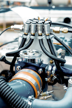 Internal combustion engine operating on gas fuel