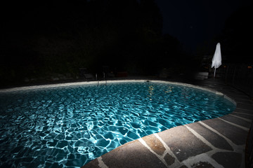 Swimming Pool bei Nacht
