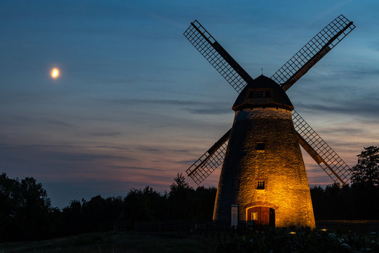Windm&uuml;hle im Sonnenuntergang