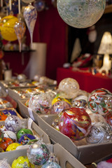 Boules de Noël en verre soufflé et décorations artisanales