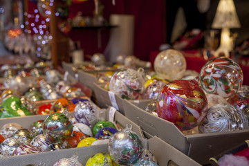 Décorations et boules de Noël artisanales en verre soufflé