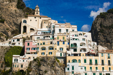 Fototapeta na wymiar Splendida vista di Amalfi incastonato nella roccia in provincia di Salerno, Campania, Italia