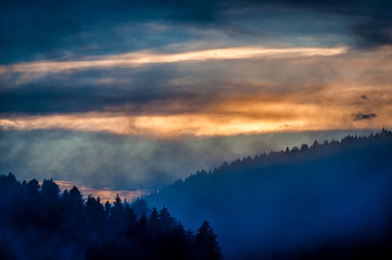 Abendrot bei Nebel im Schwarzwald