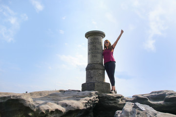 Großer Zschirnstein, eine Frau auf der Bergspitze, Sächsische Schweiz 