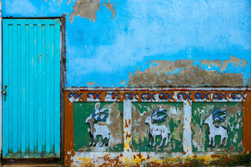 A typical old wall in Guatape, painted and decorated with "Zocalo"