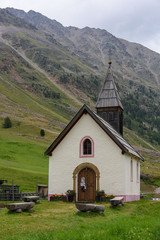 Fototapeta na wymiar Alpine Church in Kurzras