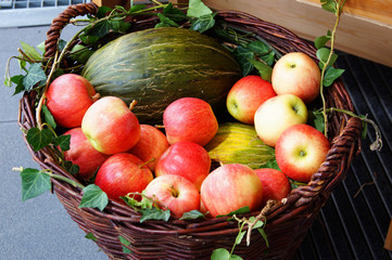 Äpfel und Melonen in einen Korb