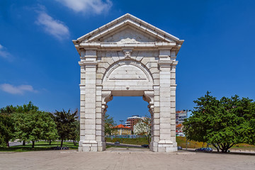 Obraz premium Arco das Portas de Sao Bento Triumphal Arch in Praca de Espanha Square, Lisbon, Portugal. 18th century. Dorian style