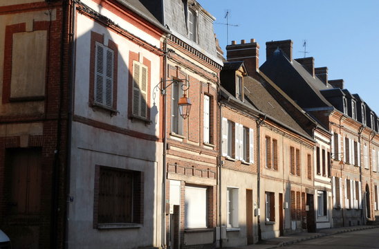 Ville de Rugles, façades en briques rouges typiques de Normandie département de l'Eure, Normandie, France