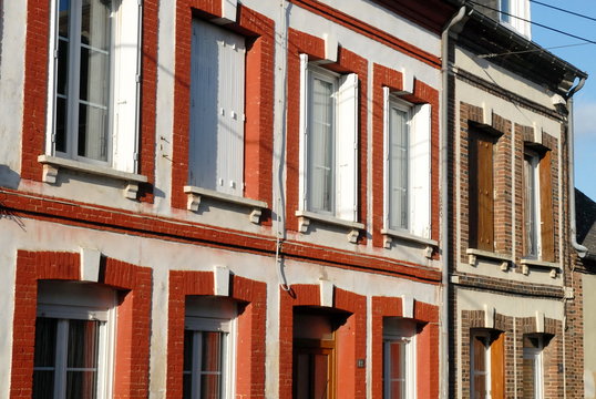 Ville de Rugles, jolie façade colorée en briques rouges et fenêtres, département de l'Eure, Normandie, France