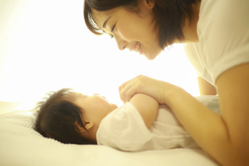 Obraz na płótnie Canvas 赤ちゃんと母親