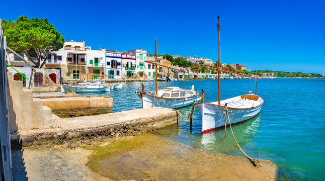 Panorama Anblick alter Fischer Hafen Boote in Porto Colom auf Mallorca, Spanien Balearen Insel