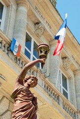 Ville de Vernon, statue devant l'Hôtel de Ville, département de l'Eure