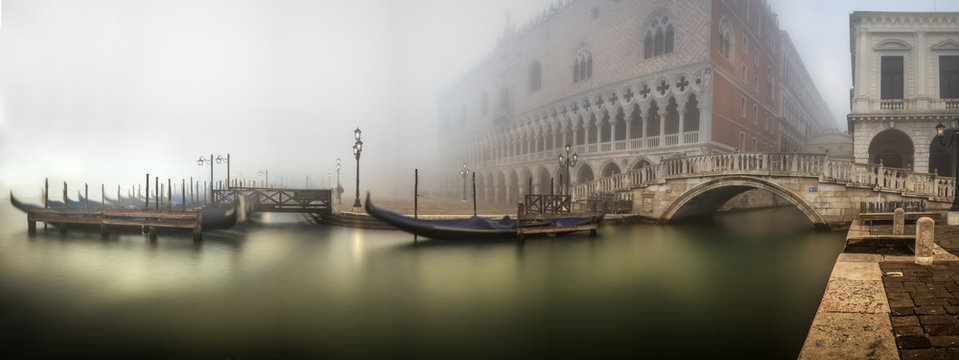 Fototapeta Gondeln im Nebel
