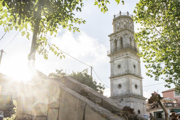 Fototapeta premium Freundlicher Kirchturm im Sommer im Dorf