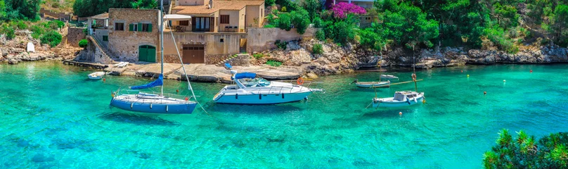 Zelfklevend Fotobehang Zomervakantie reizen Mallorca zee baai boten Mediterraan landschap eiland Spanje © vulcanus