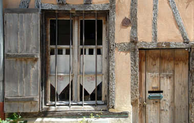 Fototapeta na wymiar Ville de Vernon, vieille maison à colombages, volets en bois et rideaux en dentelle, département de l'Eure, Normandie, France