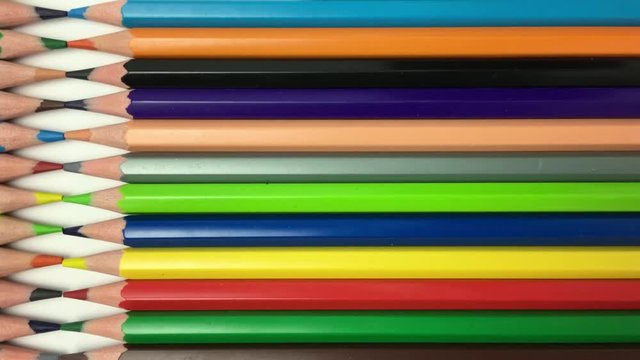 Lapices de colores se deslizan hacia la derecha.